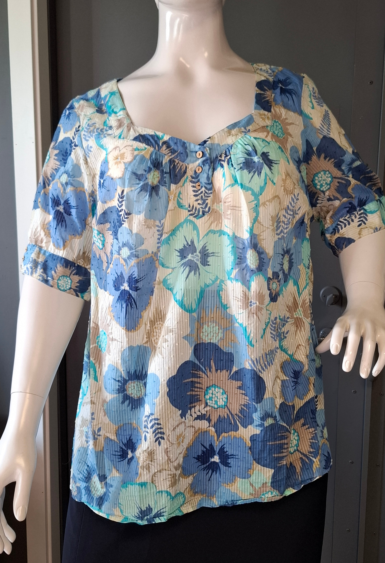 Blommig blus med knappslå